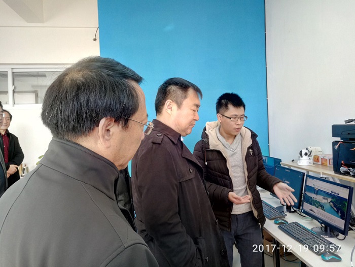 44验收专家实地考察研发中心研究室.jpg