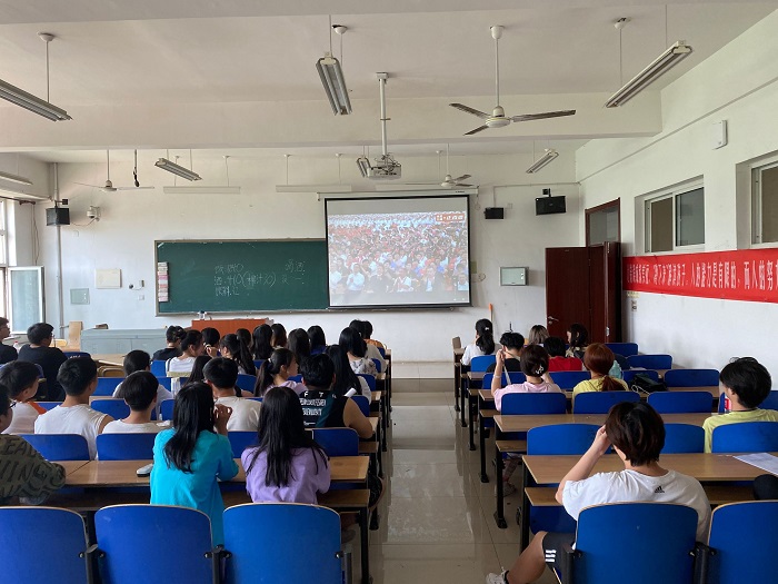 学生集中收看庆祝中国共产党成立100周年大会1.jpg 学生集中收看庆祝中国共产党成立100周年大会1.jpg
