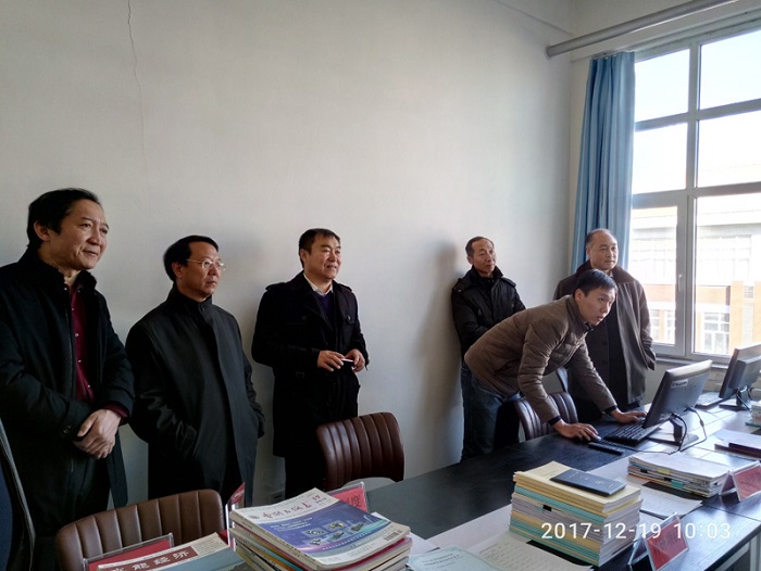 33验收专家查阅研发中心成果并观看演示.jpg