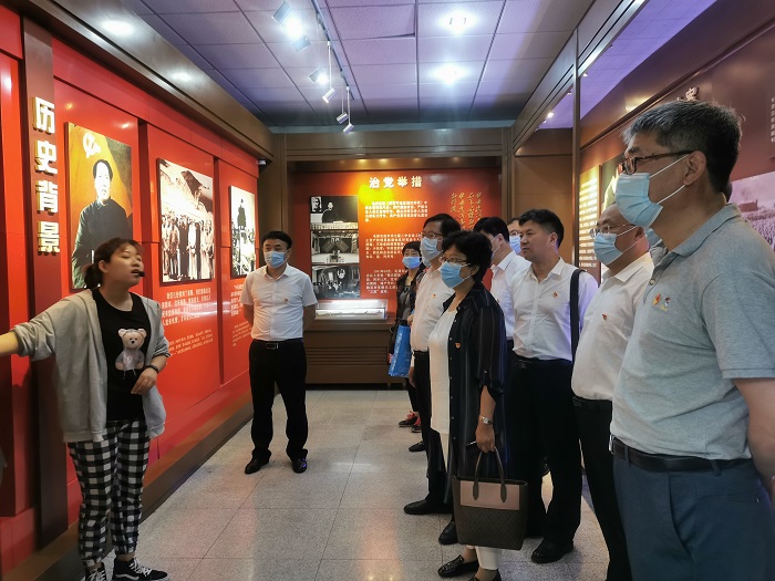 参观石家大院.jpg 参观石家大院.jpg