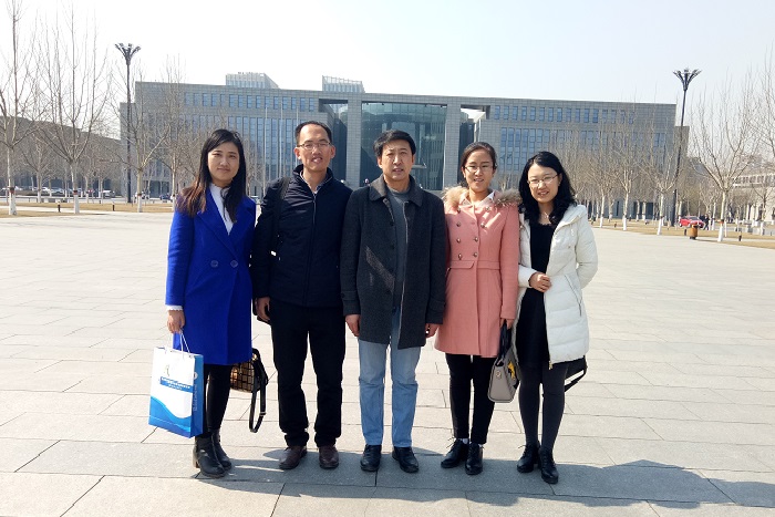 曹处长与参赛选手合影.jpg 曹处长与参赛选手合影.jpg