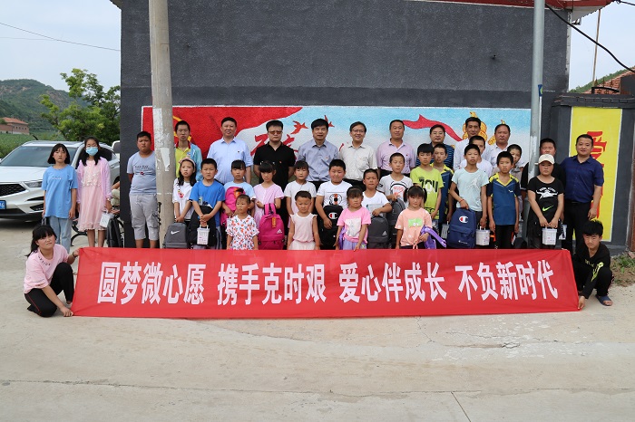 捐赠小学生.JPG
