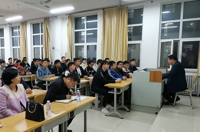 副校长王建明做报告.jpg 副校长王建明做报告.jpg